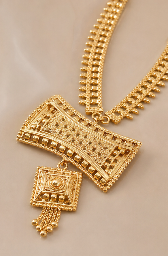 24K Gold Plated Copper Based Geometric Curved Pendant Necklace Set with Square Studs