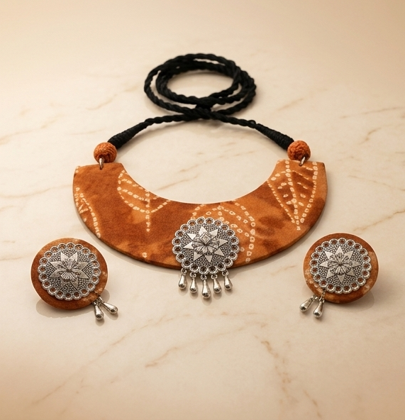 Chandrama | Handcrafted Batik Hasli & Stud Set